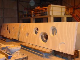 Panneaux préfabriqués avec empruntes